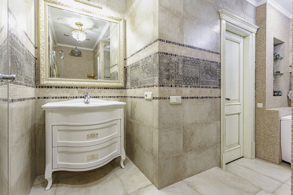 В ванной комнате, кстати, также выдержан стиль — всё по-классически величественно