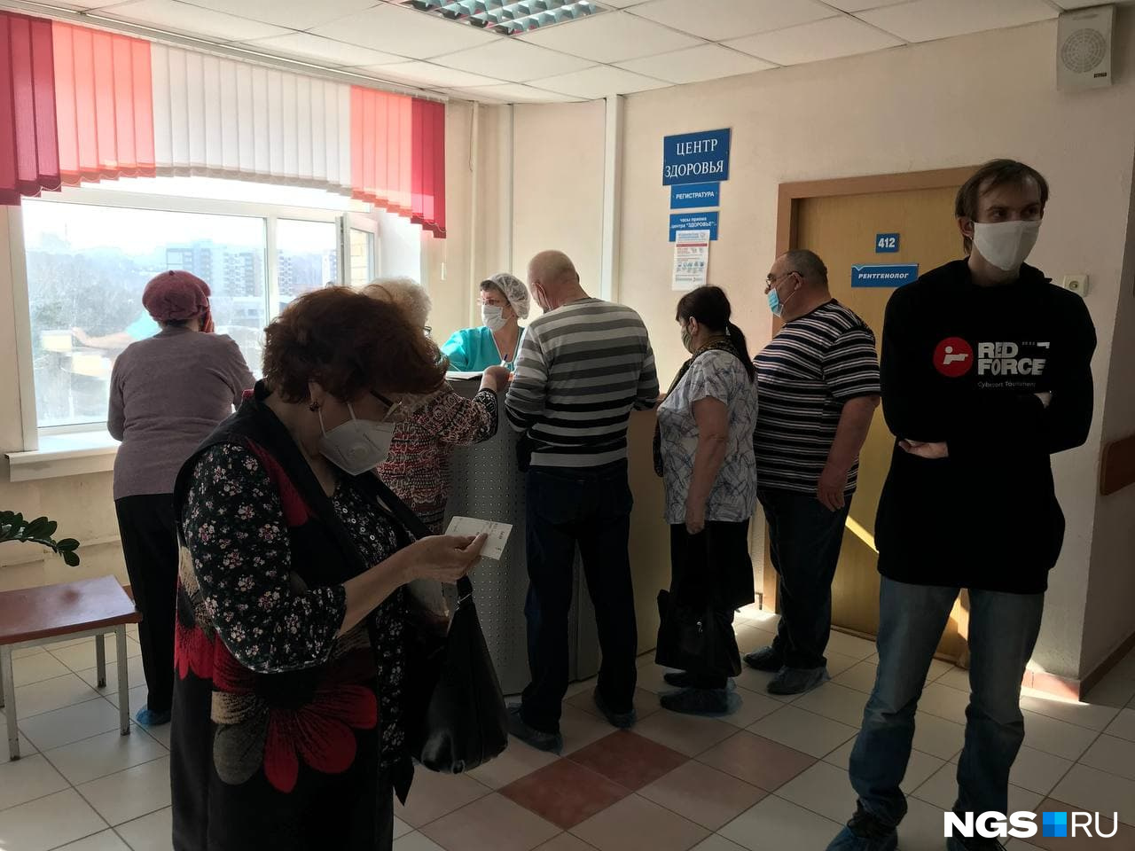 В очереди на вакцинацию «ЭпиВакКороной» в основном были пожилые люди В очереди на вакцинацию «ЭпиВакКороной» в основном были пожилые люди