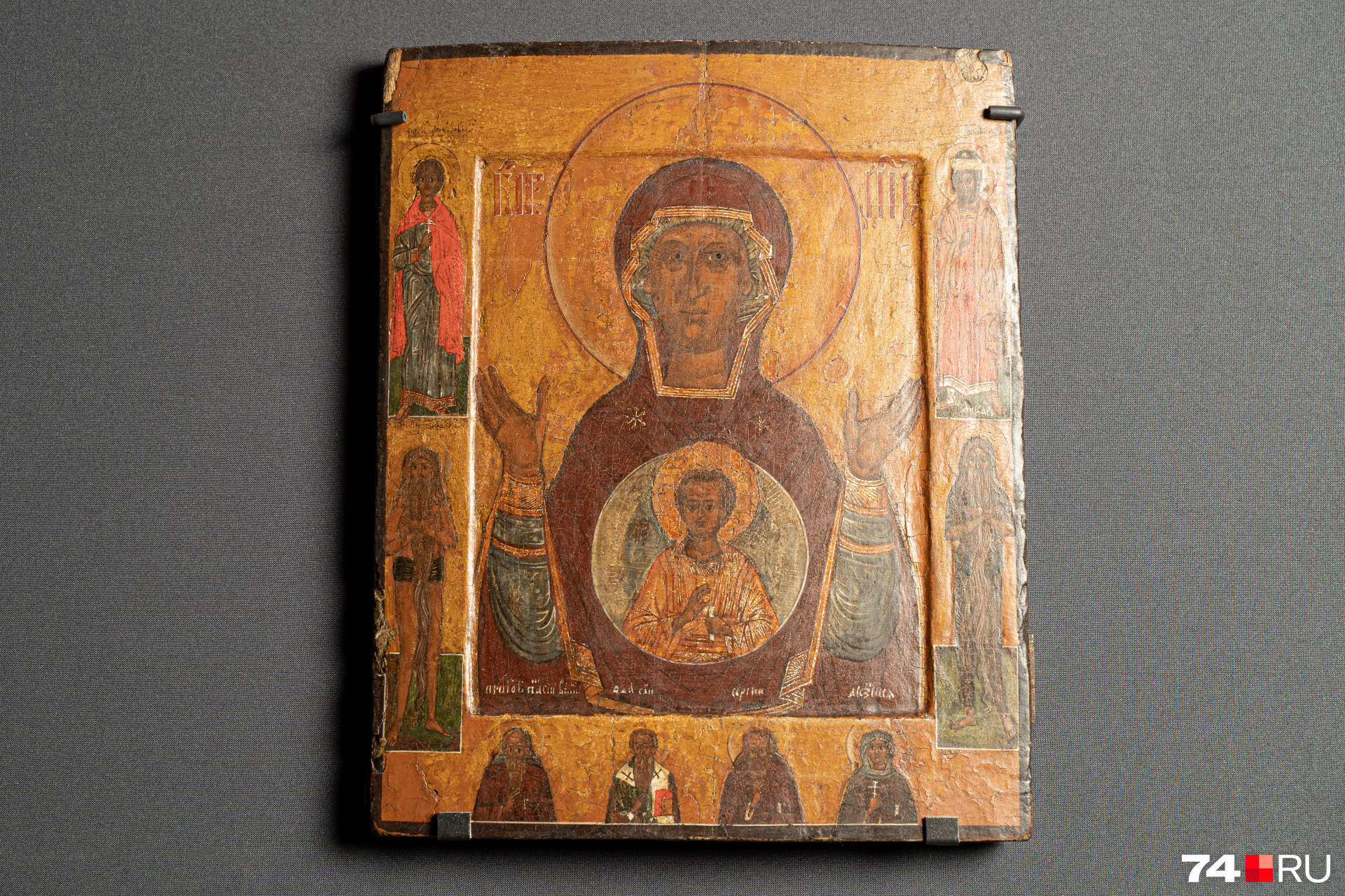 Эта икона самая ценная, с которой Виктору доводилось работать. Изображение Богоматери «Знамение» датируется XVI веком