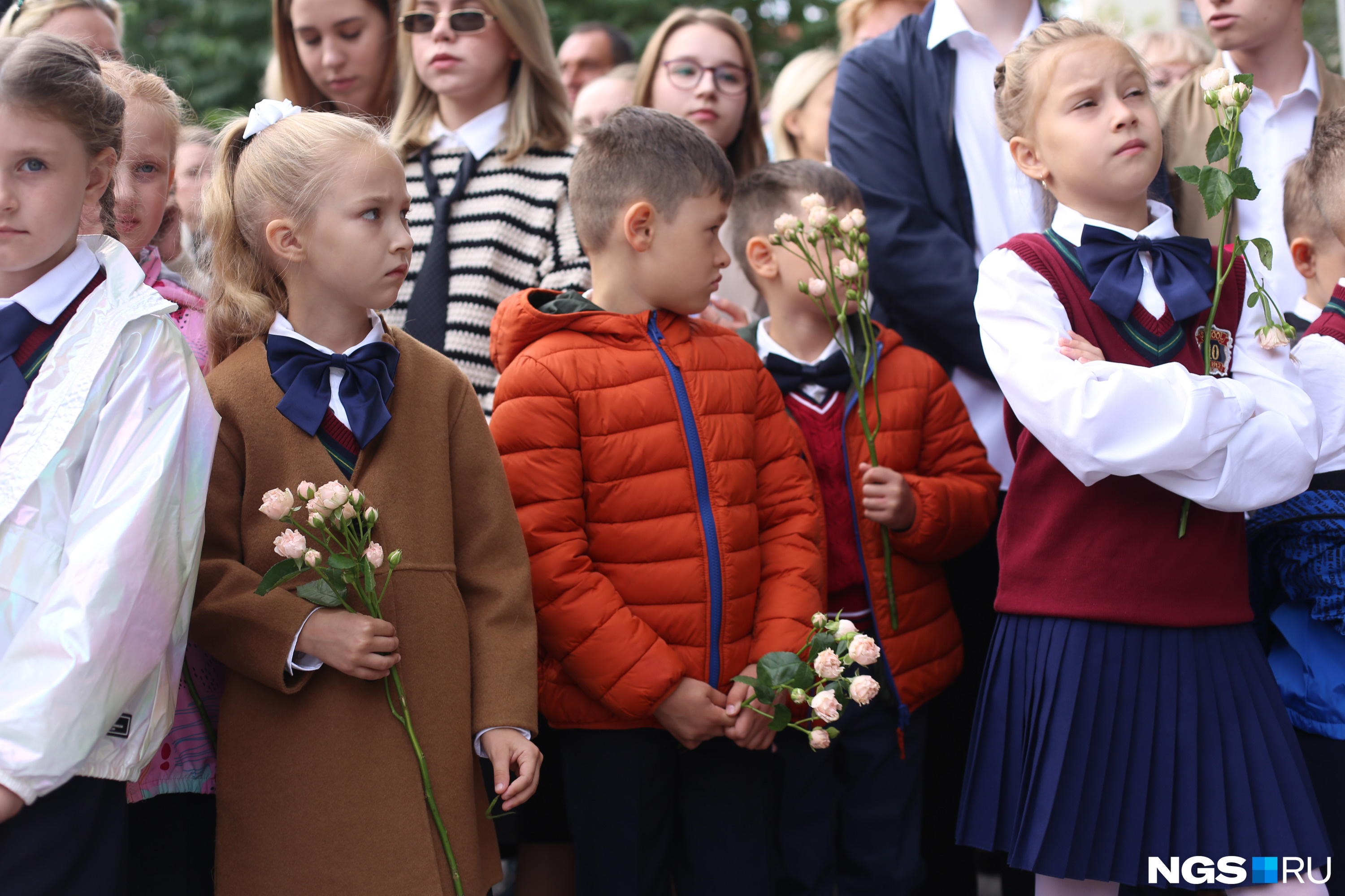 Стильная первоклассница. Стильные первоклашки. Первоклассник стильно 1 сентября. Школьная форма для первоклассницы.