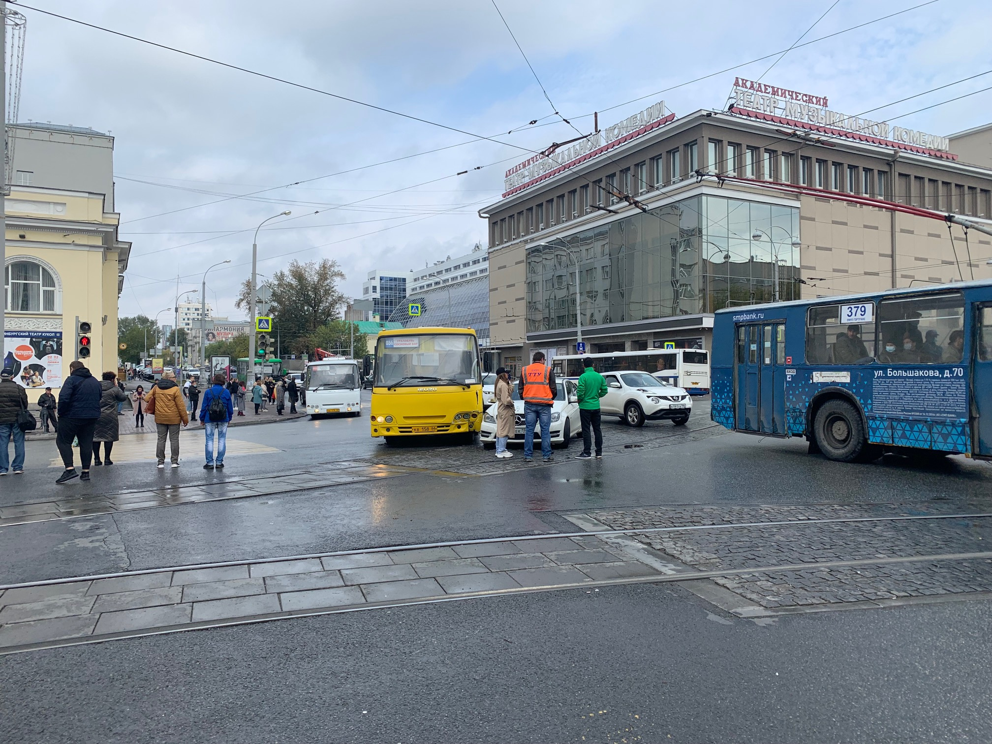 На перекрестке столкнулись пассажирский автобус и мерседес На перекрестке столкнулись пассажирский автобус и мерседес
