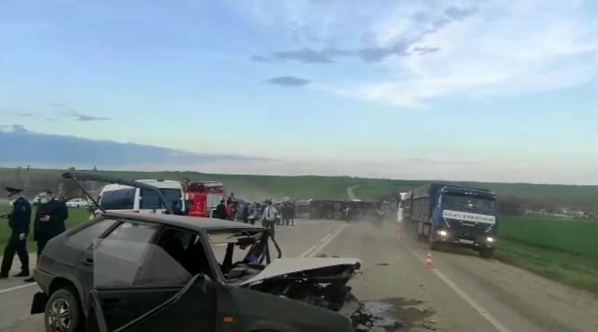 Автомобиль предполагаемого виновника ДТП также получил сильные повреждения Автомобиль предполагаемого виновника ДТП также получил сильные повреждения