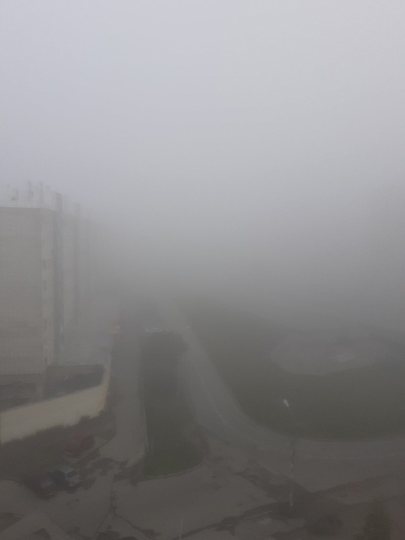 Туман был такой плотный, что на первый взгляд трудно понять, откуда сделано фото. Это улица Революции Туман был такой плотный, что на первый взгляд трудно понять, откуда сделано фото. Это улица Революции