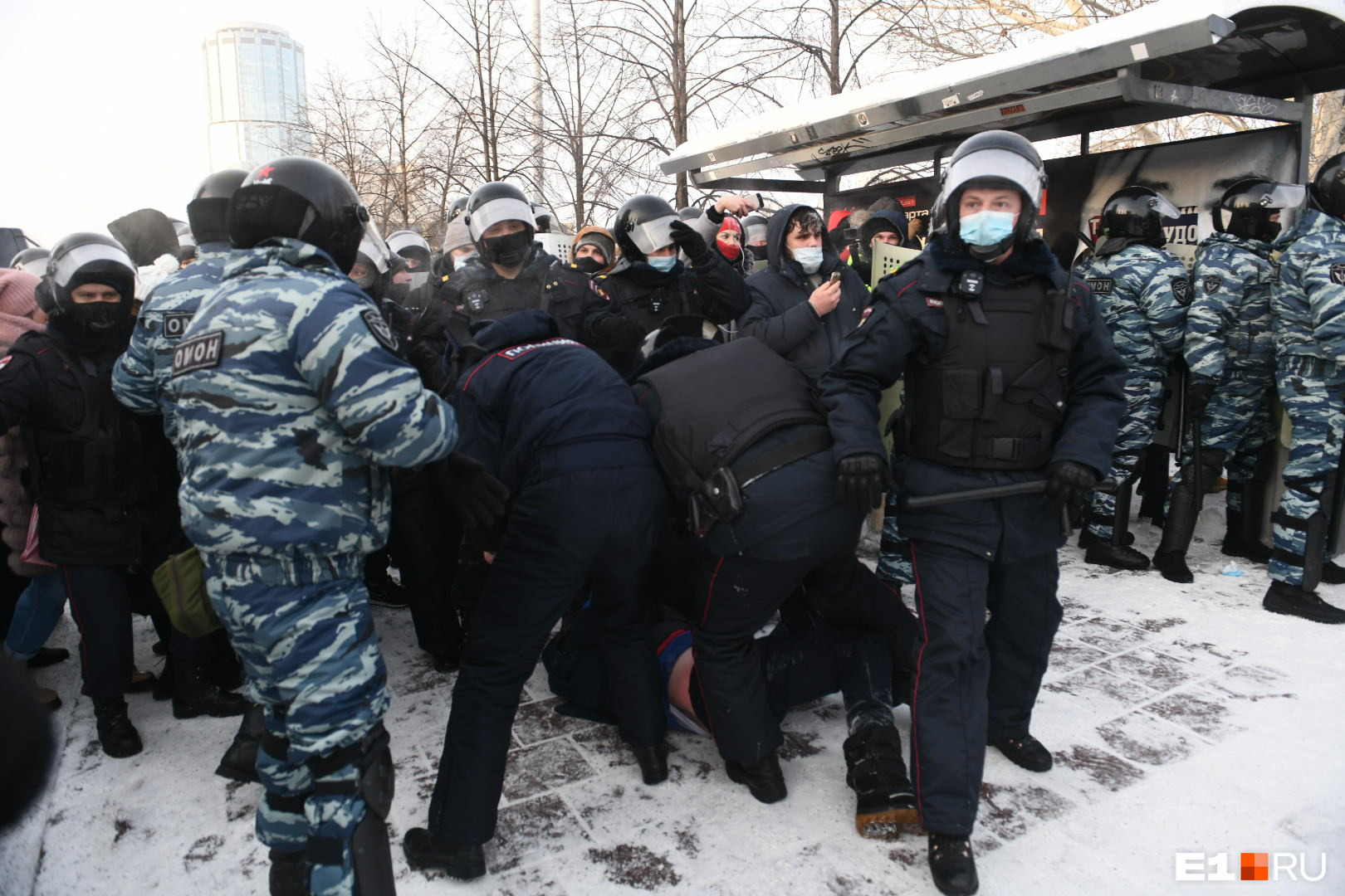 После первых задержаний полицейские начали вытеснять протестующих из сквера