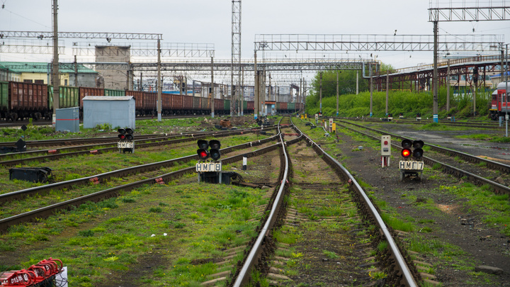В Екатеринбурге поезд сбил молодого мужчину, который сидел на путях