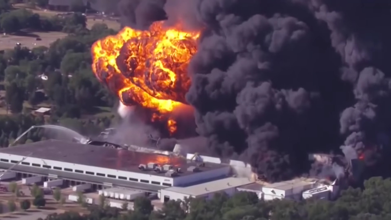 Из-за пожара и взрыва на химическом заводе в США эвакуируют город. Предприятию позволят гореть дальше