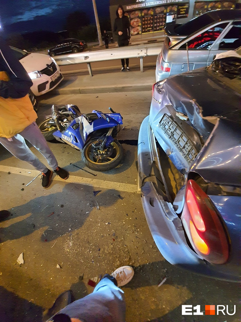 Мотоцикл протаранил четыре автомобиля, которые стояли в пробке на перекрестке