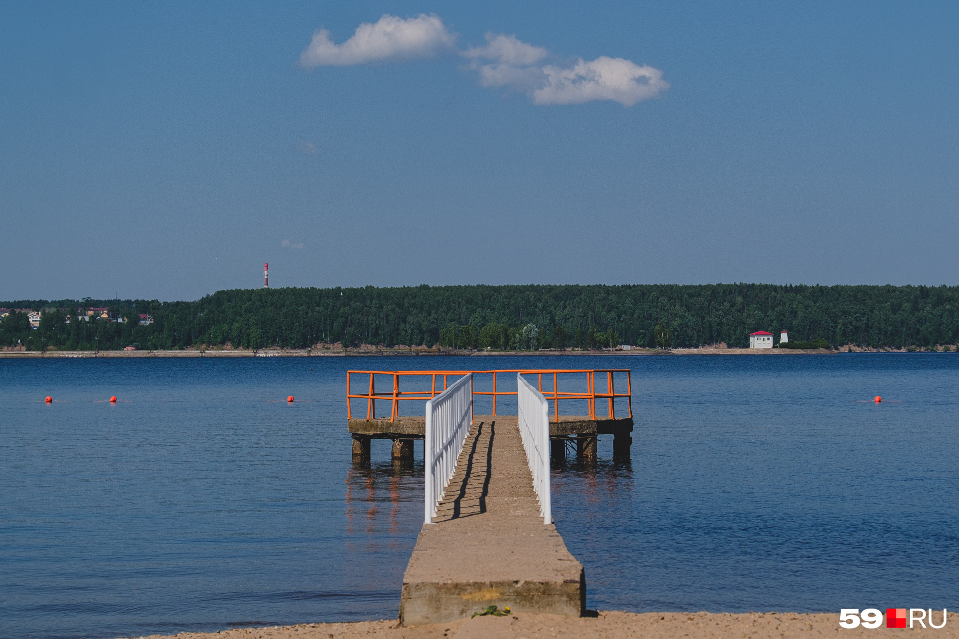 Кто-то прыгает в воду с пирса