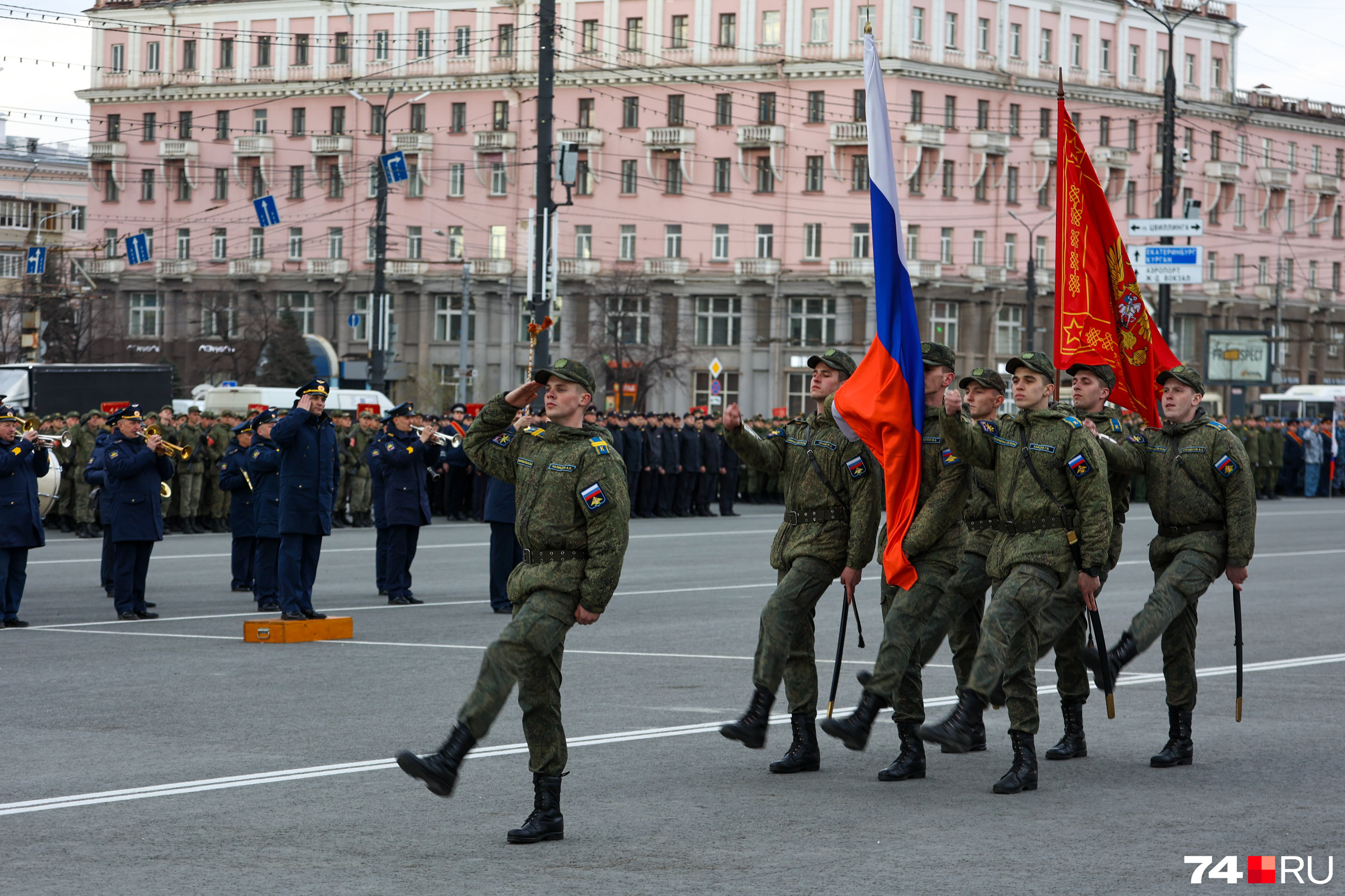 Традиционно парад открывают учащиеся ЧВВАКУШа, которые вносят на площадь знамя Победы и государственный флаг РФ