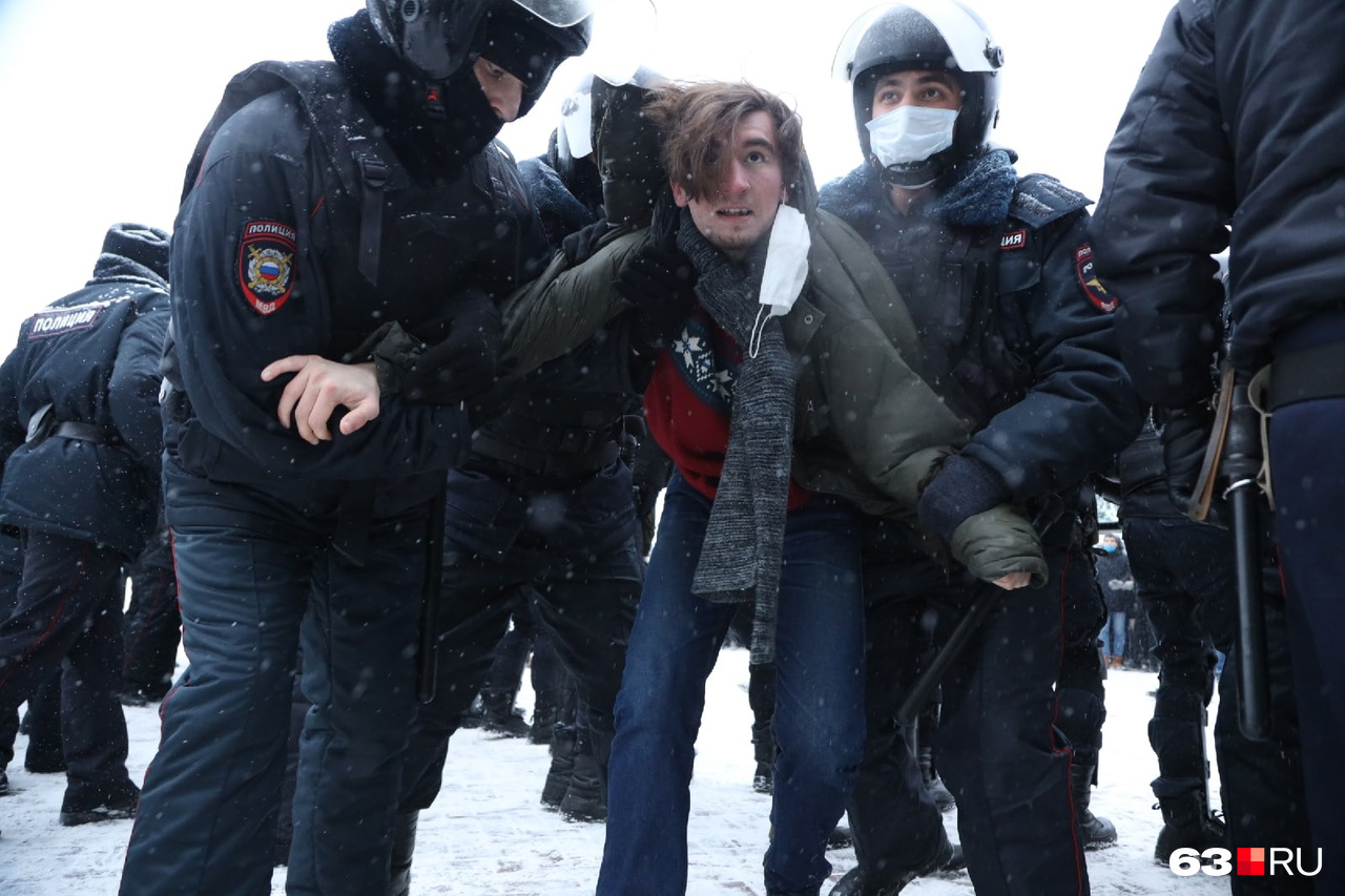 Несанкционированные митинги в Самаре. Митинг Навального в Самаре. Митинг Самары 2021. Задержали в пуховике на митинге. Митинги в связи смертью навального