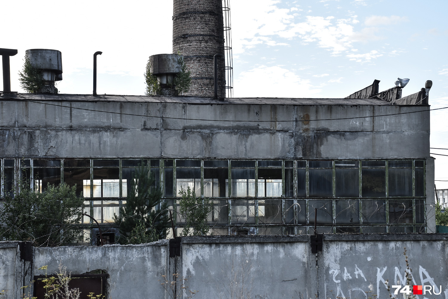 Заброшенный цех завода возле железнодорожной станции