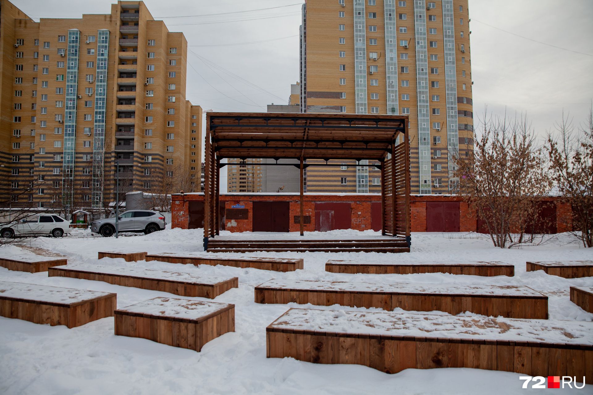 в нескольких дворах установили 30 скамеек