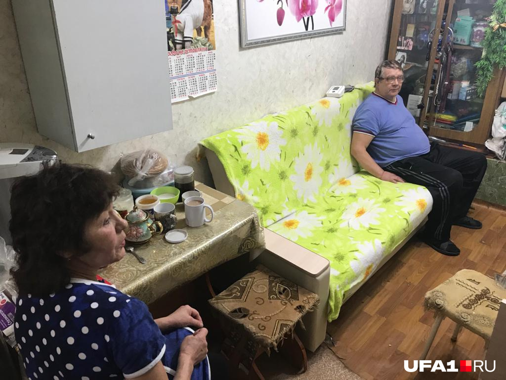 Гульфира говорит, что за уборку <nobr class="_">12 придомовых</nobr> территорий она получает около <nobr class="_">30 тысяч</nobr> рублей Гульфира говорит, что за уборку <nobr class="_">12 придомовых</nobr> территорий она получает около <nobr class="_">30 тысяч</nobr> рублей