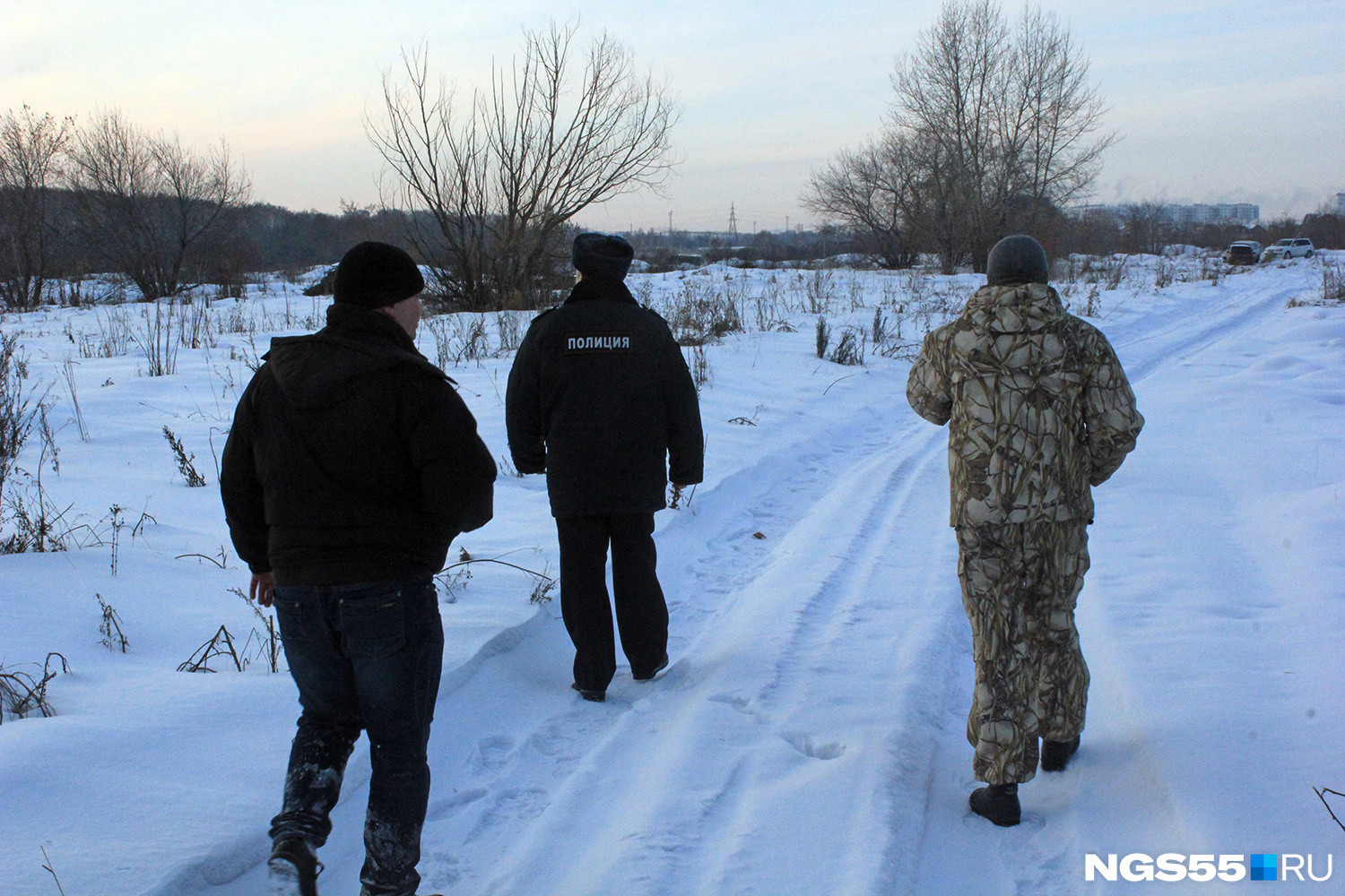 Залез под юбку и ласкает: 3000 лучших порно видео