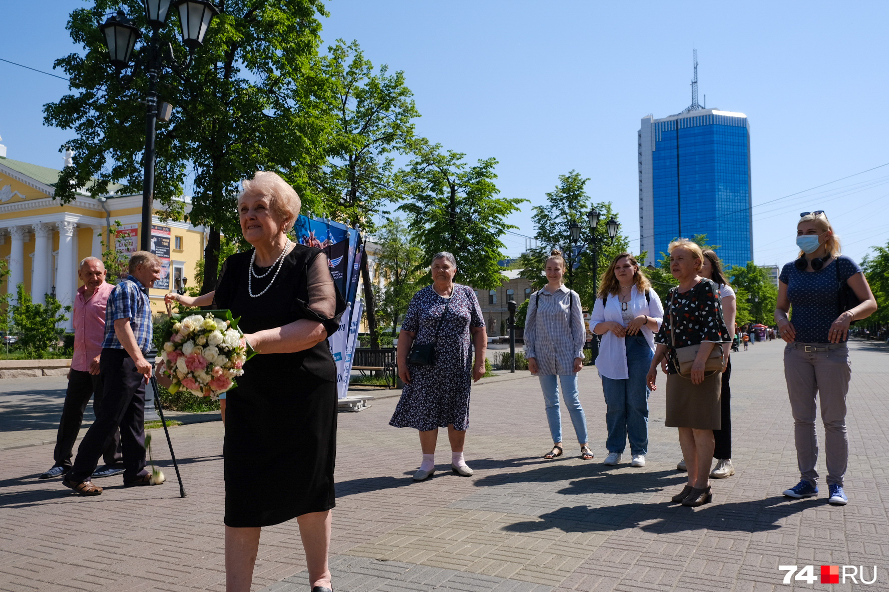 И как же без бросания букета? Ловить его пригласили и проходивших мимо девчонок И как же без бросания букета? Ловить его пригласили и проходивших мимо девчонок