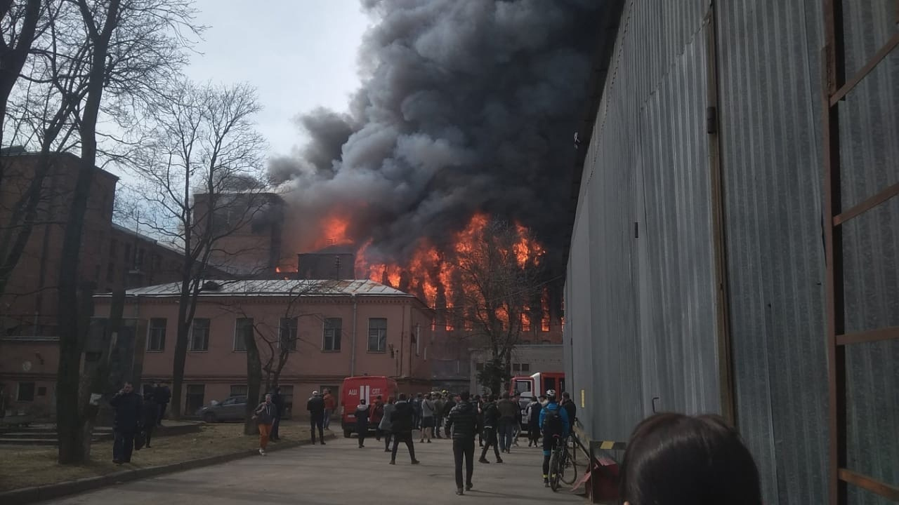 В Петербурге 12 апреля 2021 г. закрыли движение около горящей «Невской  мануфактуры» - 12 апреля 2021 - ФОНТАНКА.ру