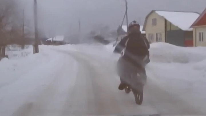 В Свердловской области подросток на байке устроил гонки с ГИБДД и упал в снег