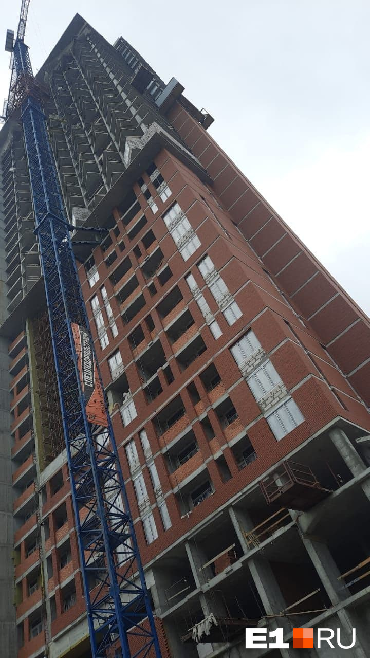 Временная конструкция (по типу балкона) рухнула с высоты вместе с рабочим 