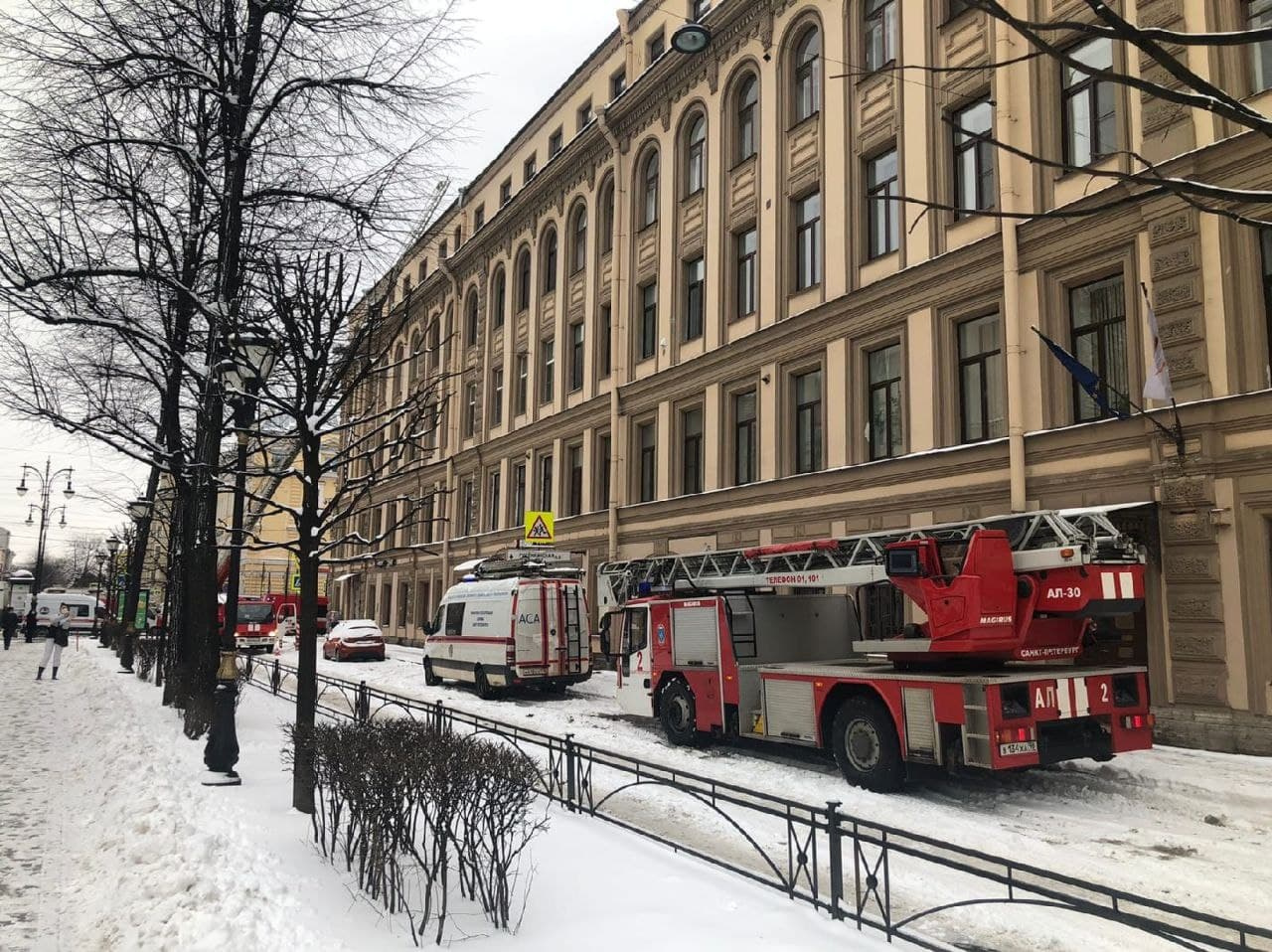 Кровля жилого дома загорелась на проспекте Чернышевского, 17, в Петербурге  21 марта 2021 г. - 21 марта 2021 - ФОНТАНКА.ру