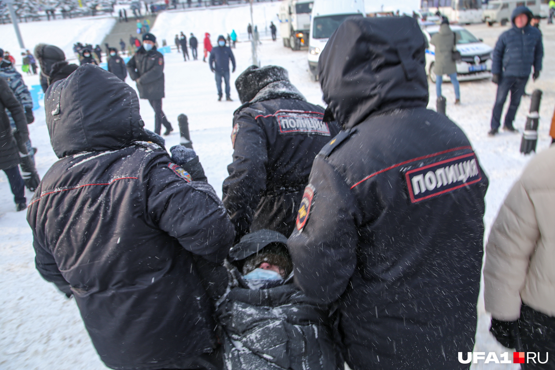 Сложно сказать, за что задержали этого парня. В МВД от комментариев воздержались Сложно сказать, за что задержали этого парня. В МВД от комментариев воздержались