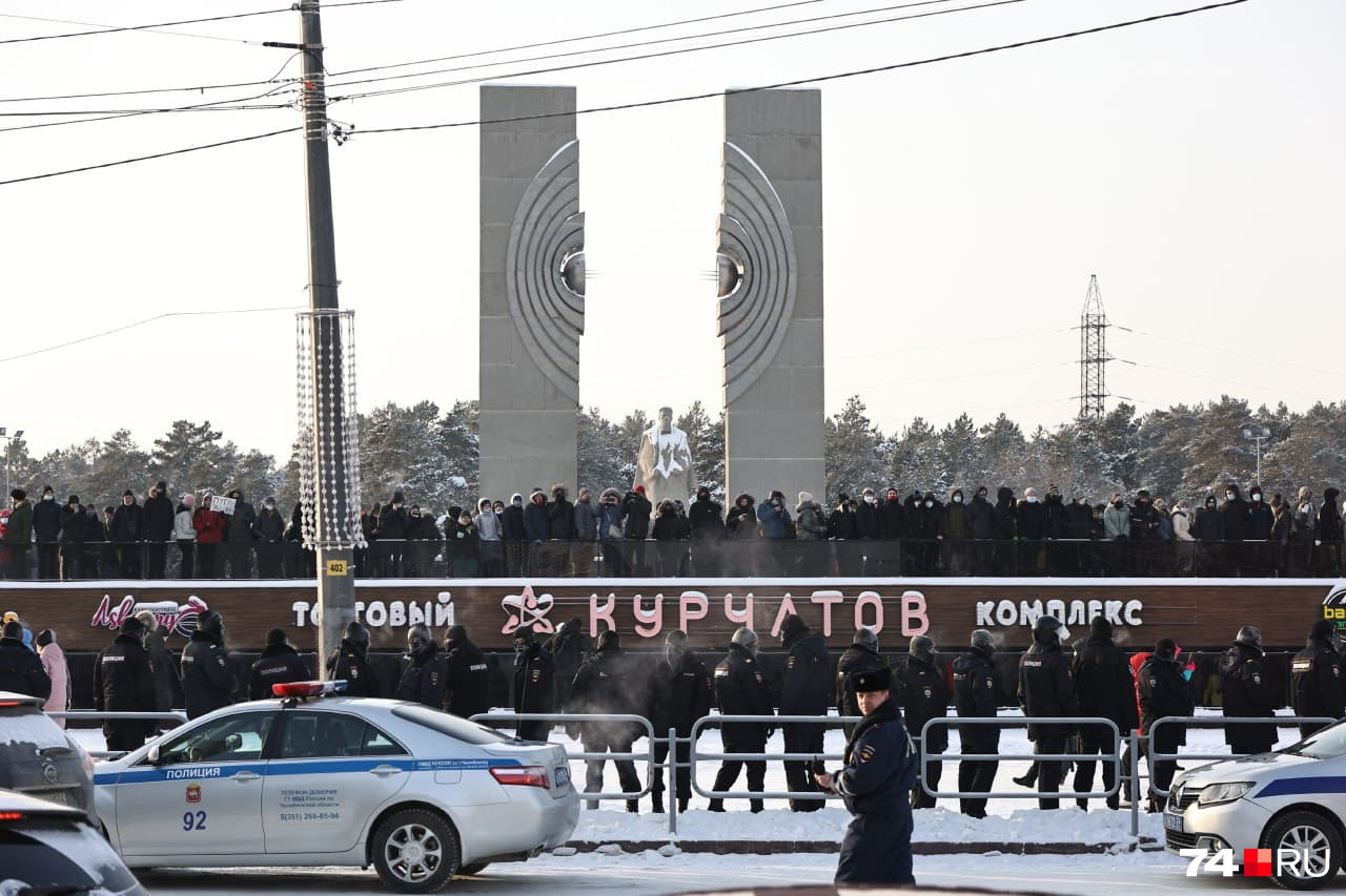 У памятника Курчатову колонну уже ждала полиция У памятника Курчатову колонну уже ждала полиция