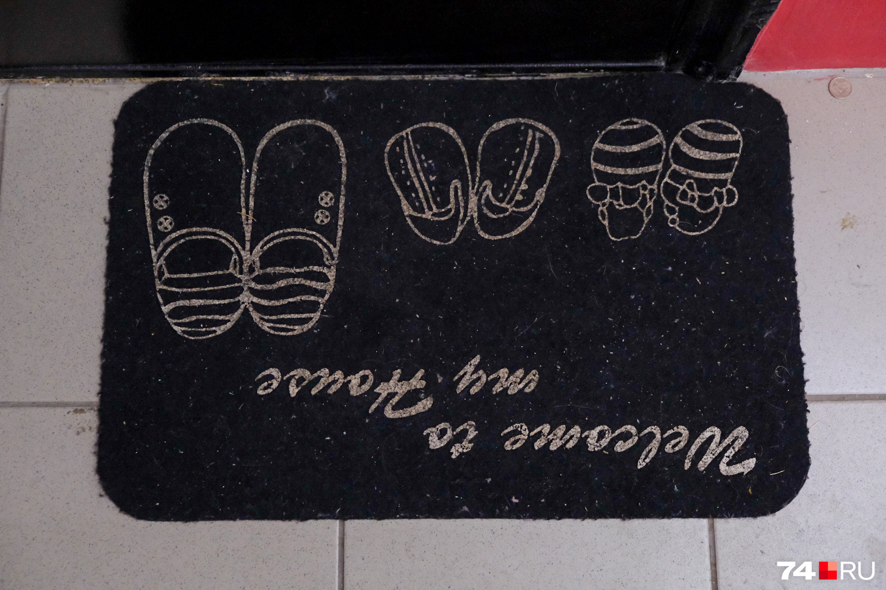 У порога квартиры семьи, где умер ребенок, — коврик с изображением детских ботиночек и надписью Welcome to my Home (добро пожаловать в мой дом)