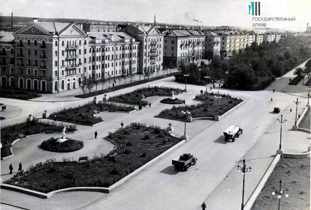 Бульвар напротив Дворца имени Сталина. Его план напоминает виды Петергофа и даже Версаля