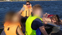 Женщину с двумя детьми на SUP-бордах сильным ветром прибило к волнорезу — доставать их пришлось спасателям