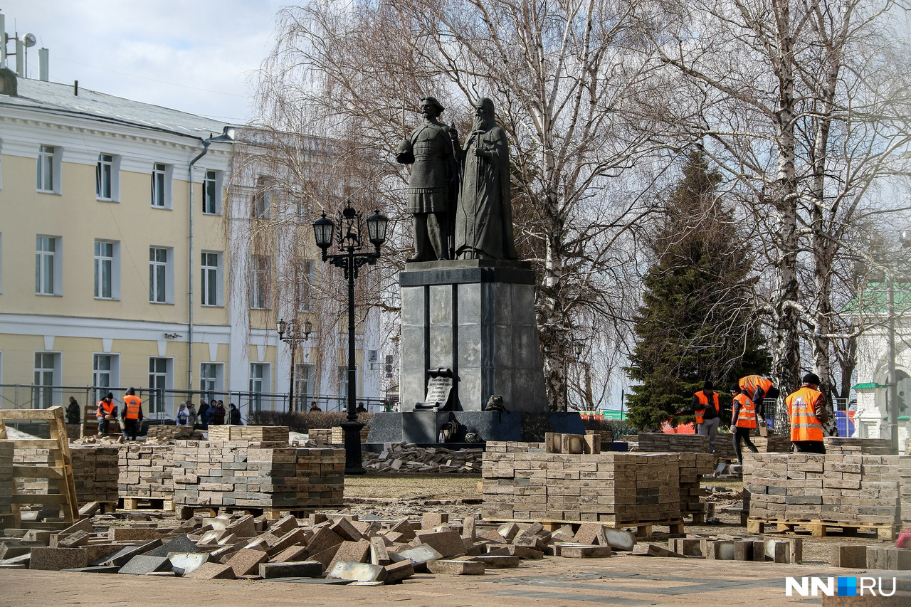 Рабочие меняют брусчатку около памятника Рабочие меняют брусчатку около памятника