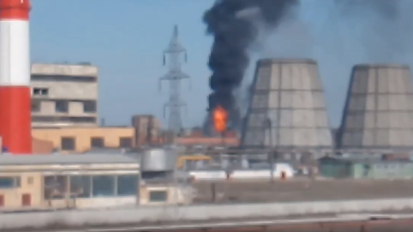 В Стерлитамаке на территории крупного завода вспыхнул пожар, очевидцы сняли его <nobr class="_">на видео</nobr>