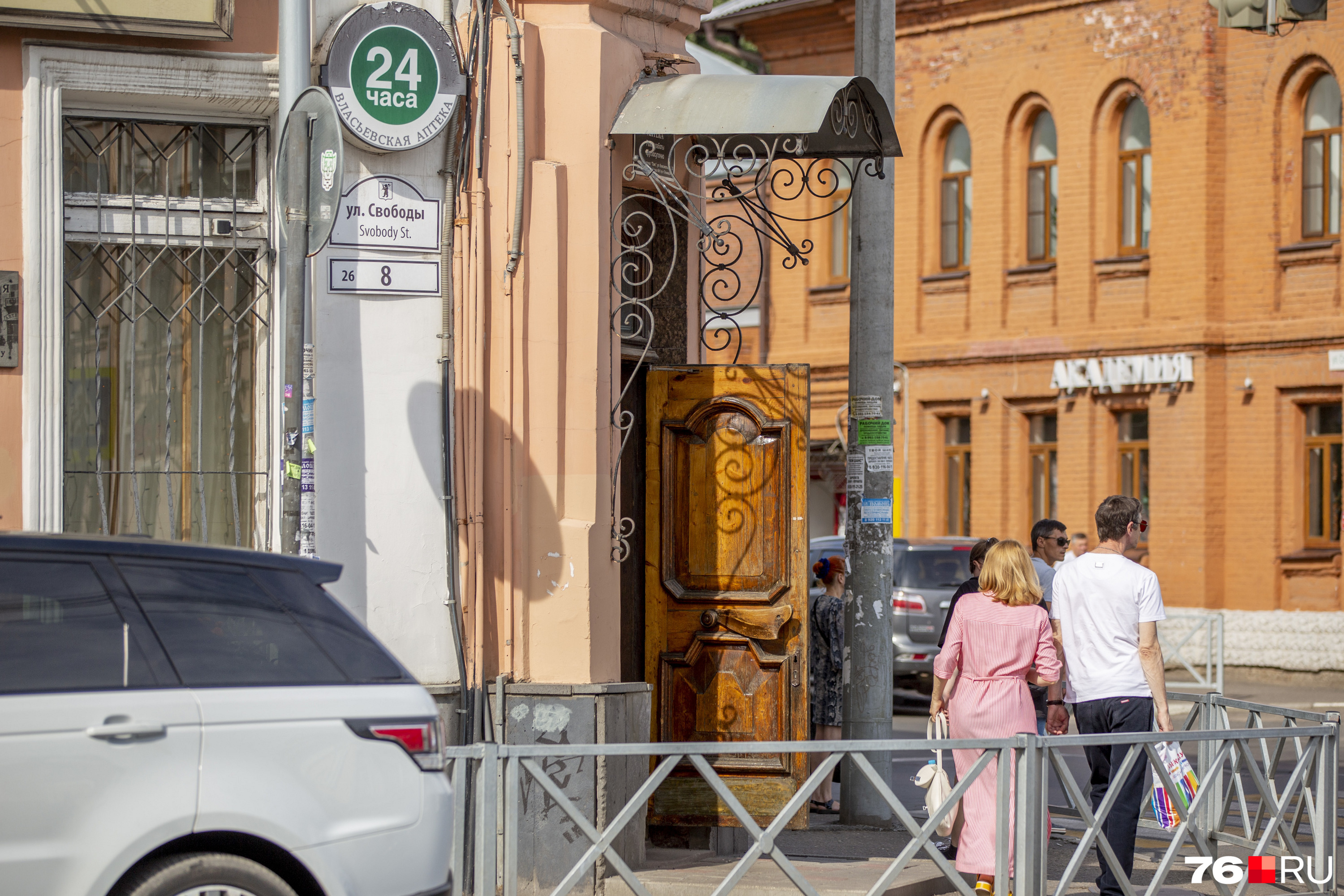 Двери Власьевской аптеки