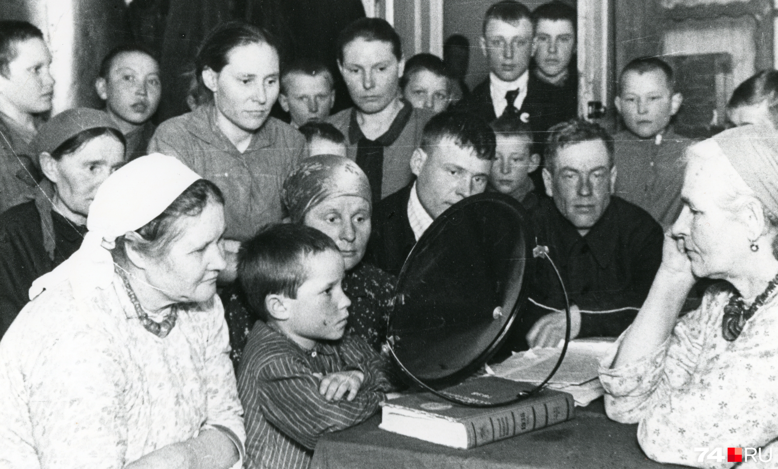 Вот так в 1940 году колхозники слушали по радио сводки из Москвы