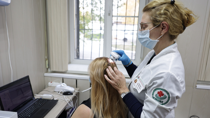 «Кажется, скоро я стану лысой»: врач объяснила, почему переболевшие коронавирусом теряют волосы
