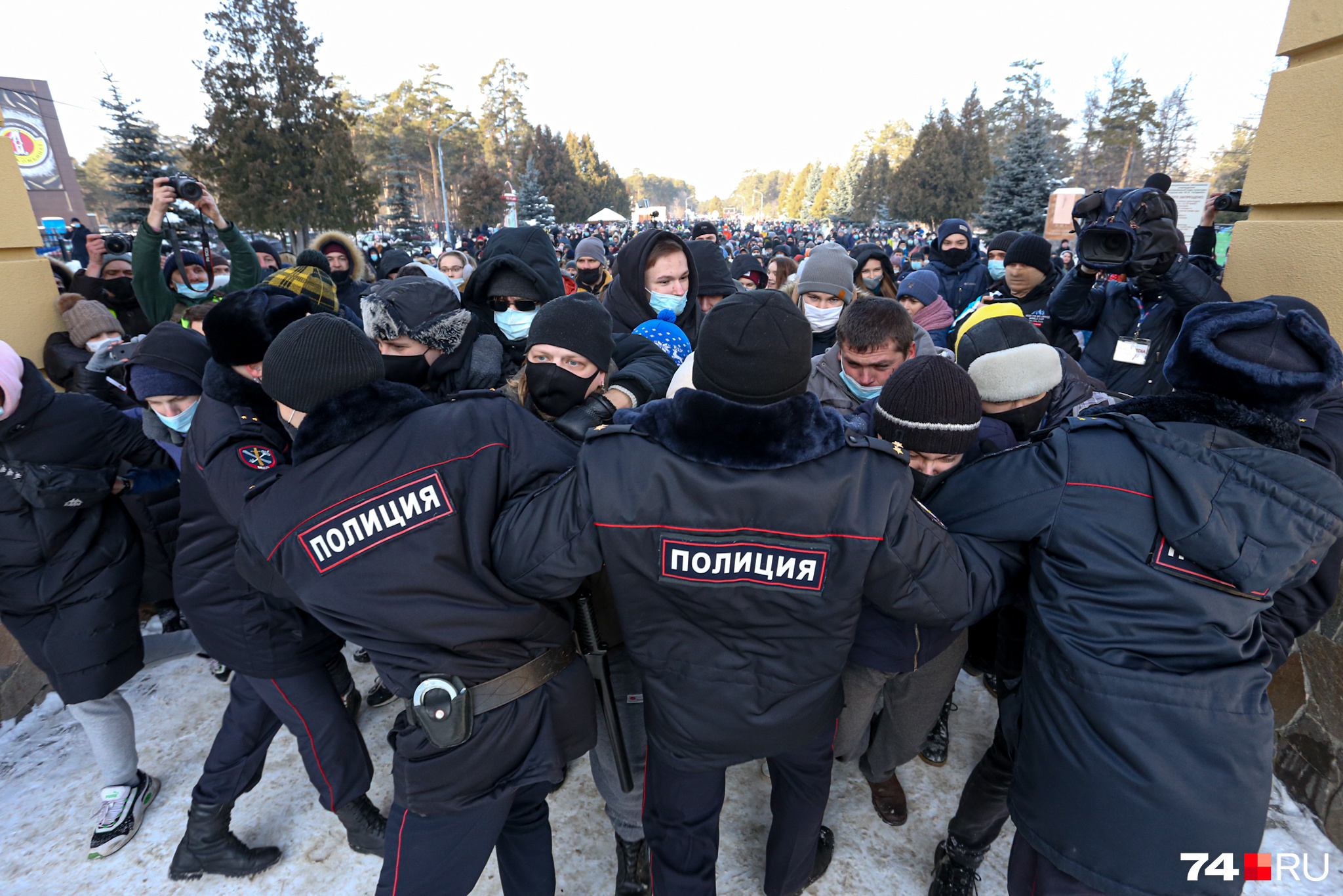 Январские митинги проходили в центре города и часто перерастали в <a href="https://74.ru/text/politics/2021/03/30/69839888/" class="_ io-leave-page" target="_blank">жесткие стычки с полицией</a> Январские митинги проходили в центре города и часто перерастали в <a href="https://74.ru/text/politics/2021/03/30/69839888/" class="_ io-leave-page" target="_blank">жесткие стычки с полицией</a>