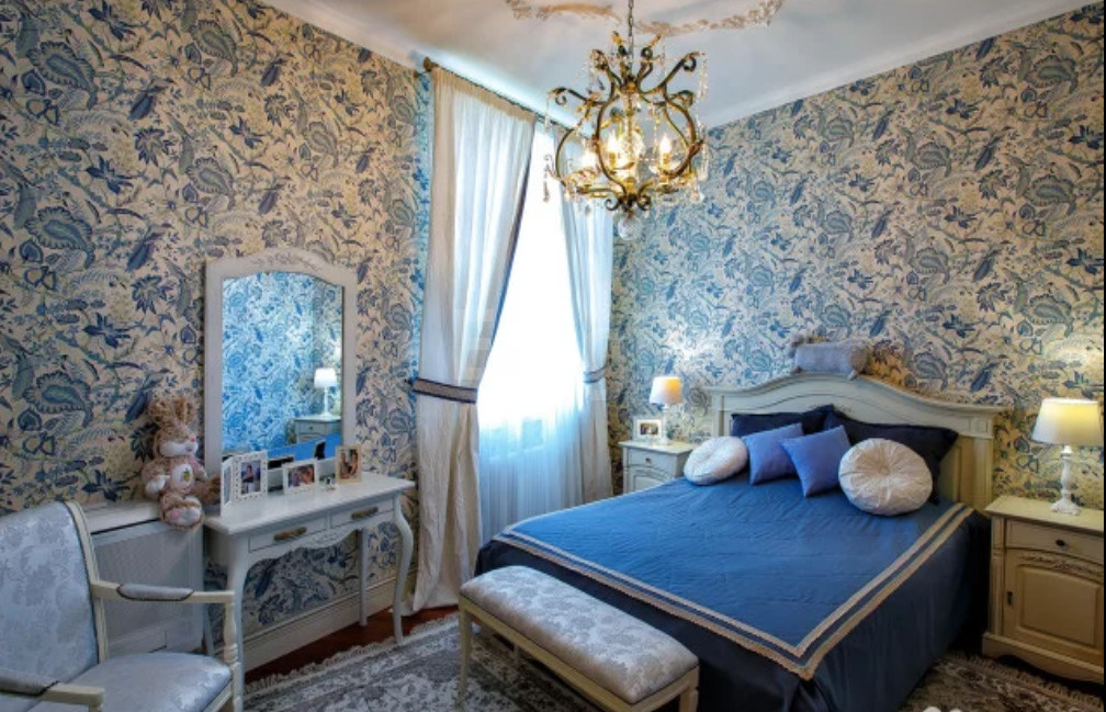 В спальне обои с частым и крупным рисунком, что характерно для дворцового стиля