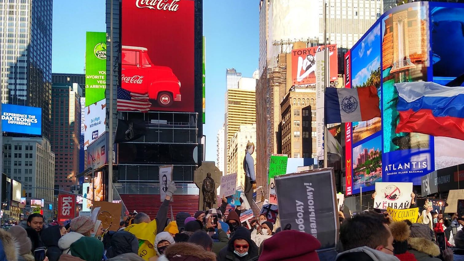 «Идешь на протест — рискуешь огрести». Екатеринбуржец из Нью-Йорка сравнил митинги в России и в США