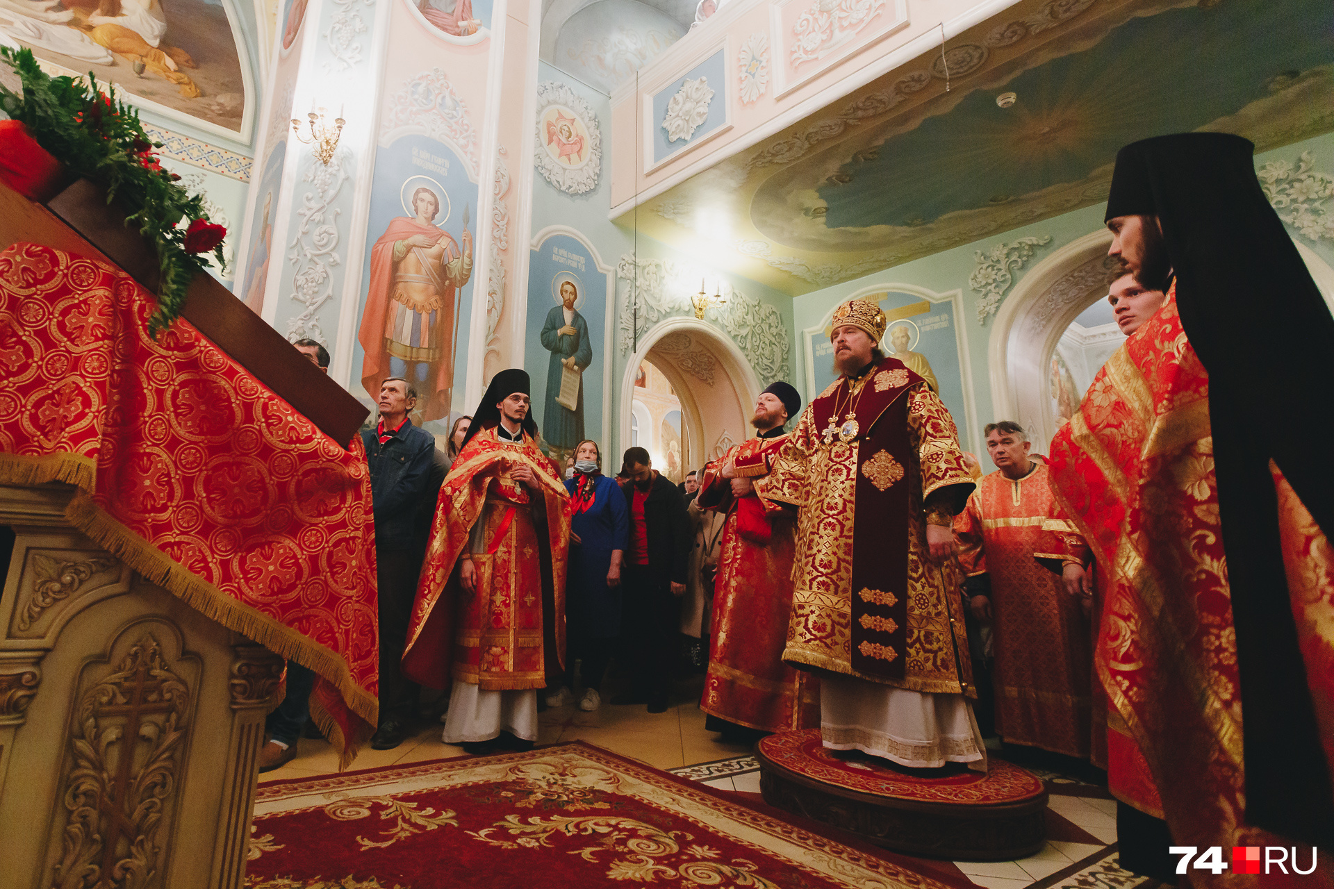 В конце литургии он поздравил всех православных с праздником Светлого Христова Воскресения