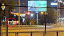 В центре Новосибирска ночью разломали уличное ограждение — попытка его украсть провалилась