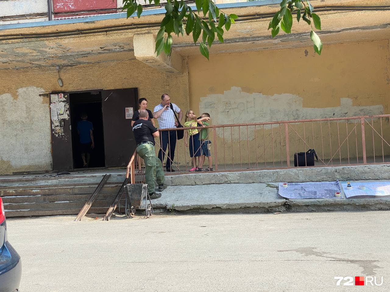 Под лестницей, если обратите внимание, распечатана карта района. Правоохранители думают над тем, где может быть Настя, куда она пошла после игры в телефоне и кто ее мог видеть Под лестницей, если обратите внимание, распечатана карта района. Правоохранители думают над тем, где может быть Настя, куда она пошла после игры в телефоне и кто ее мог видеть