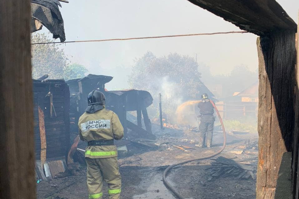 Горит в челябинске сейчас на чтз что. Пожар в Челябинске. Пожар в Челябинске сегодня. Пожар в Челябинске сегодня на ЧТЗ. Пожар в Челябинске сегодня днем.