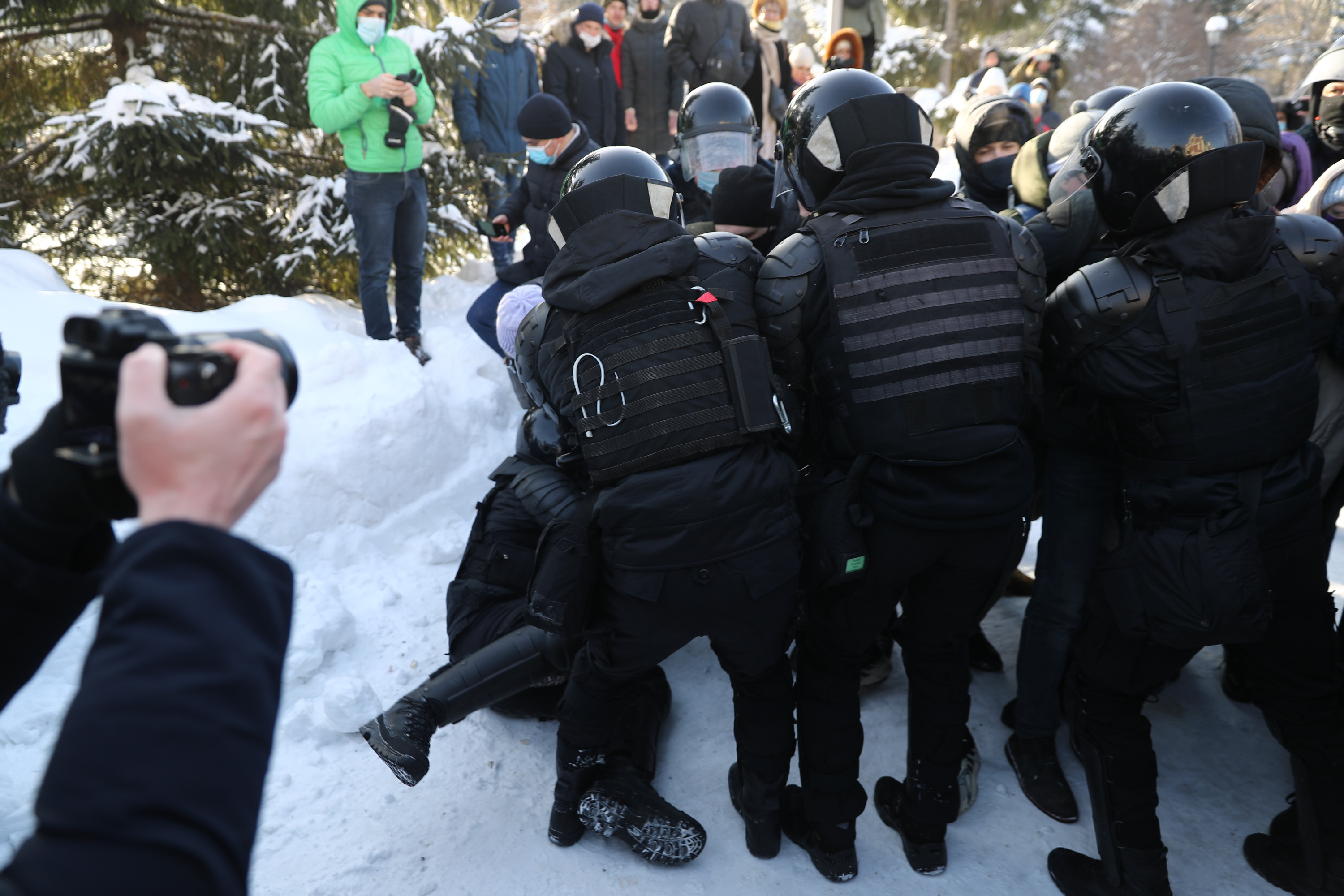 Однако у Первомайского сквера стояли автозаки, полиция, ОМОН. Начались задержания