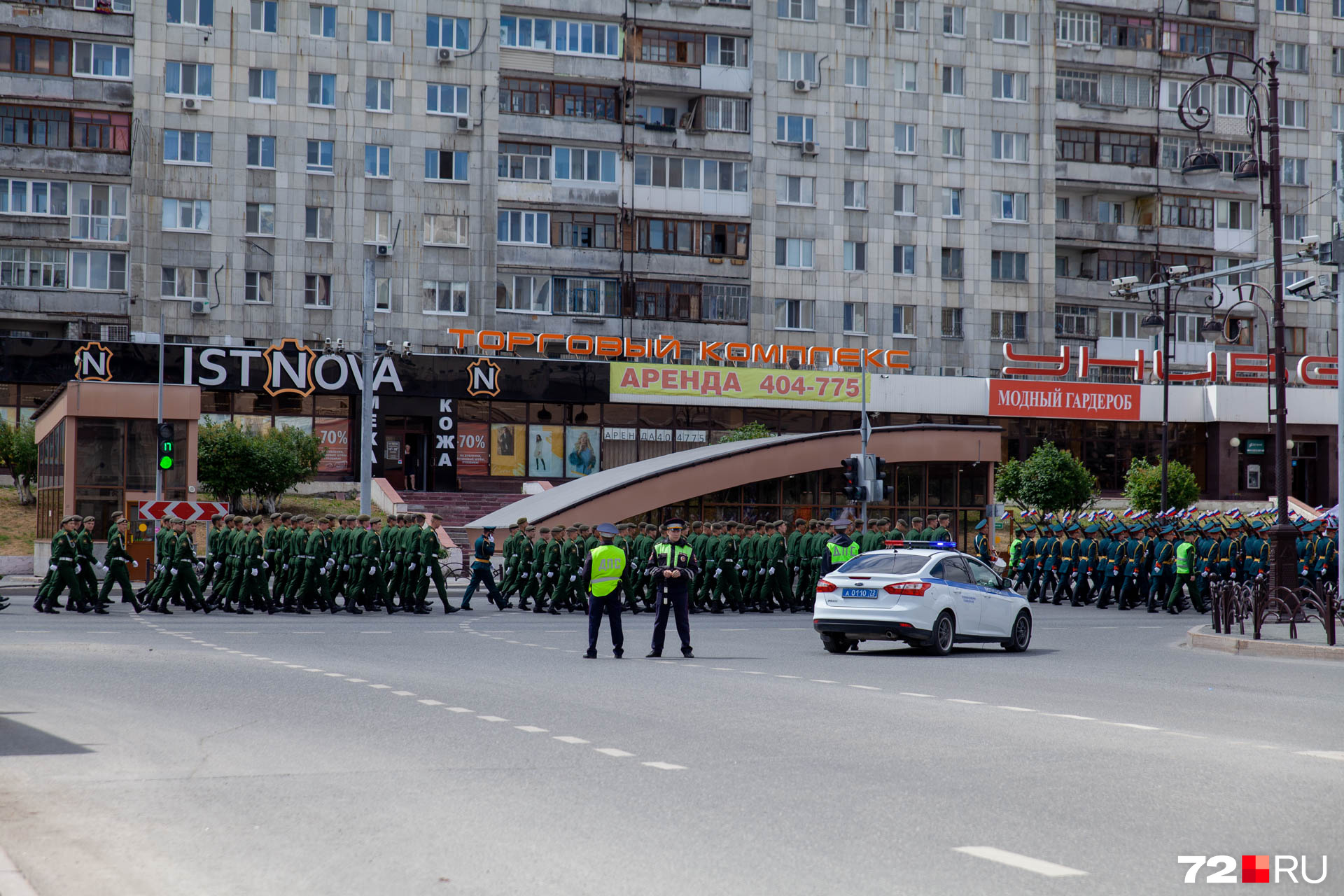 Так военные маршировали по центральной улице Тюмени — Республики. Точечно были организованы посты ДПС Так военные маршировали по центральной улице Тюмени — Республики. Точечно были организованы посты ДПС