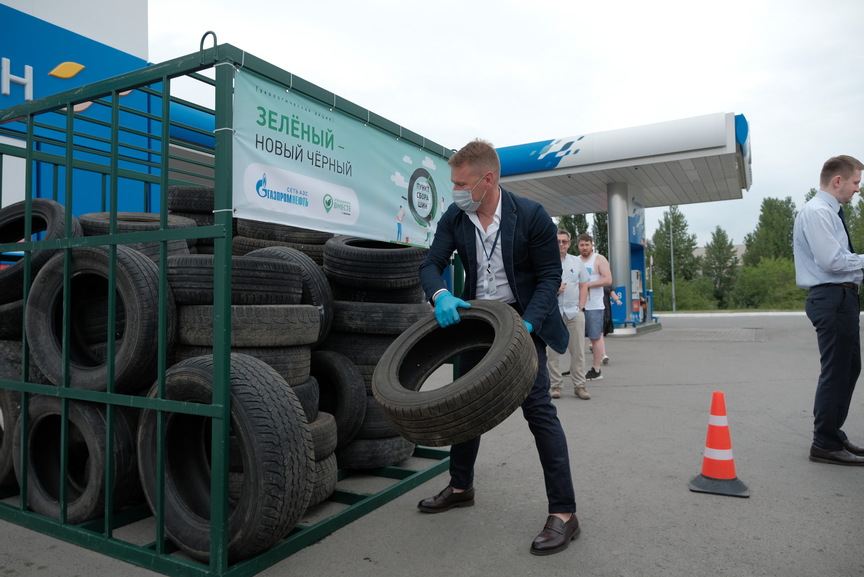 Прием резины. Пункт приема покрышек. Сбор шин на АЗС. Контейнеры для приема шин.