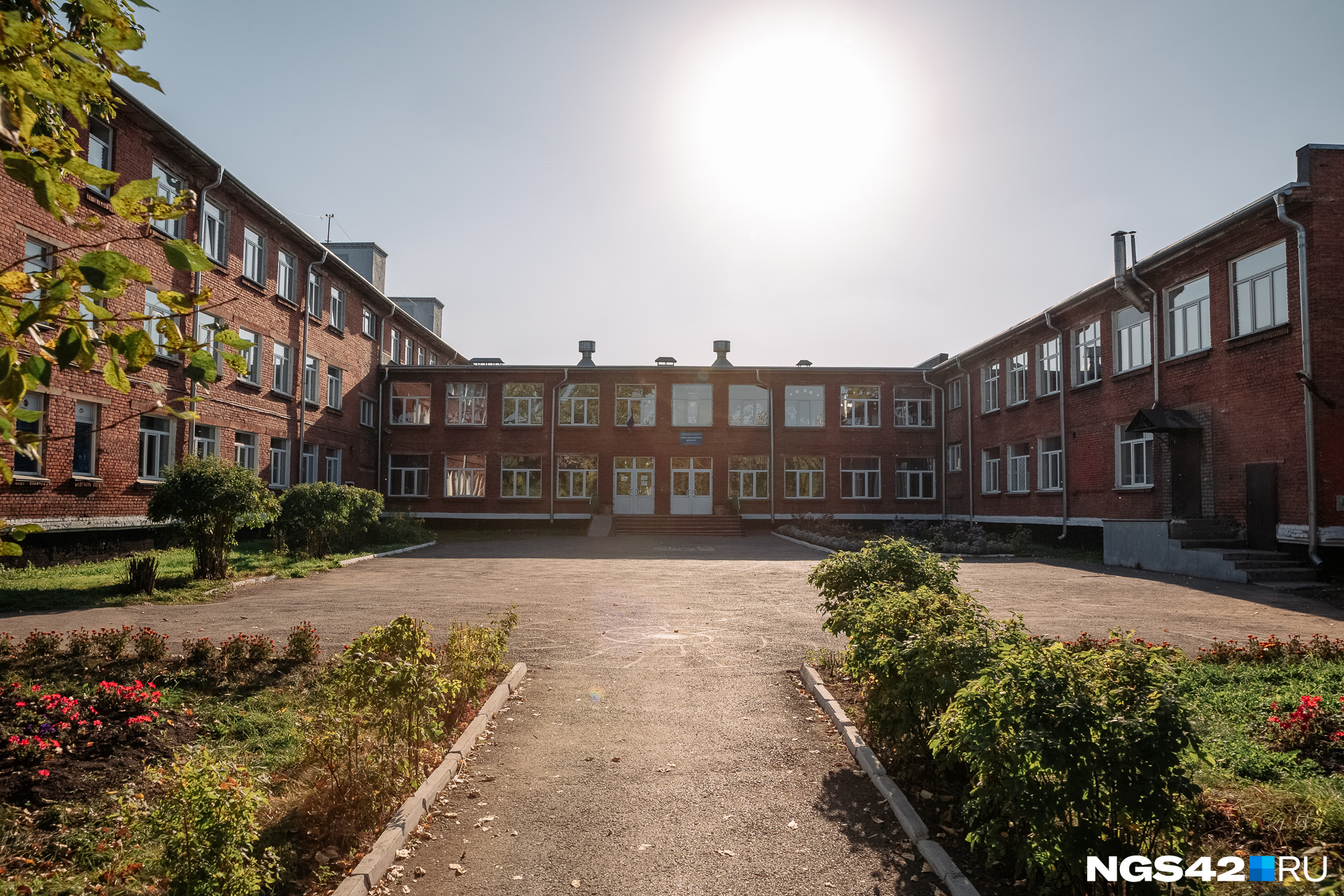 Школа, в которой учились погибшие девочки Школа, в которой учились погибшие девочки