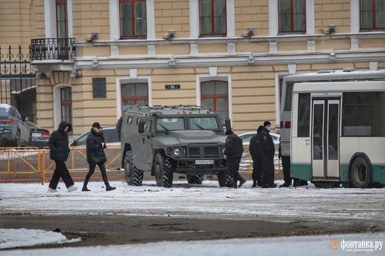 Новая нормальность. Центр Петербурга в заборах и погонах, власть говорит:  «А что такого?» - 14 февраля 2021 - ФОНТАНКА.ру