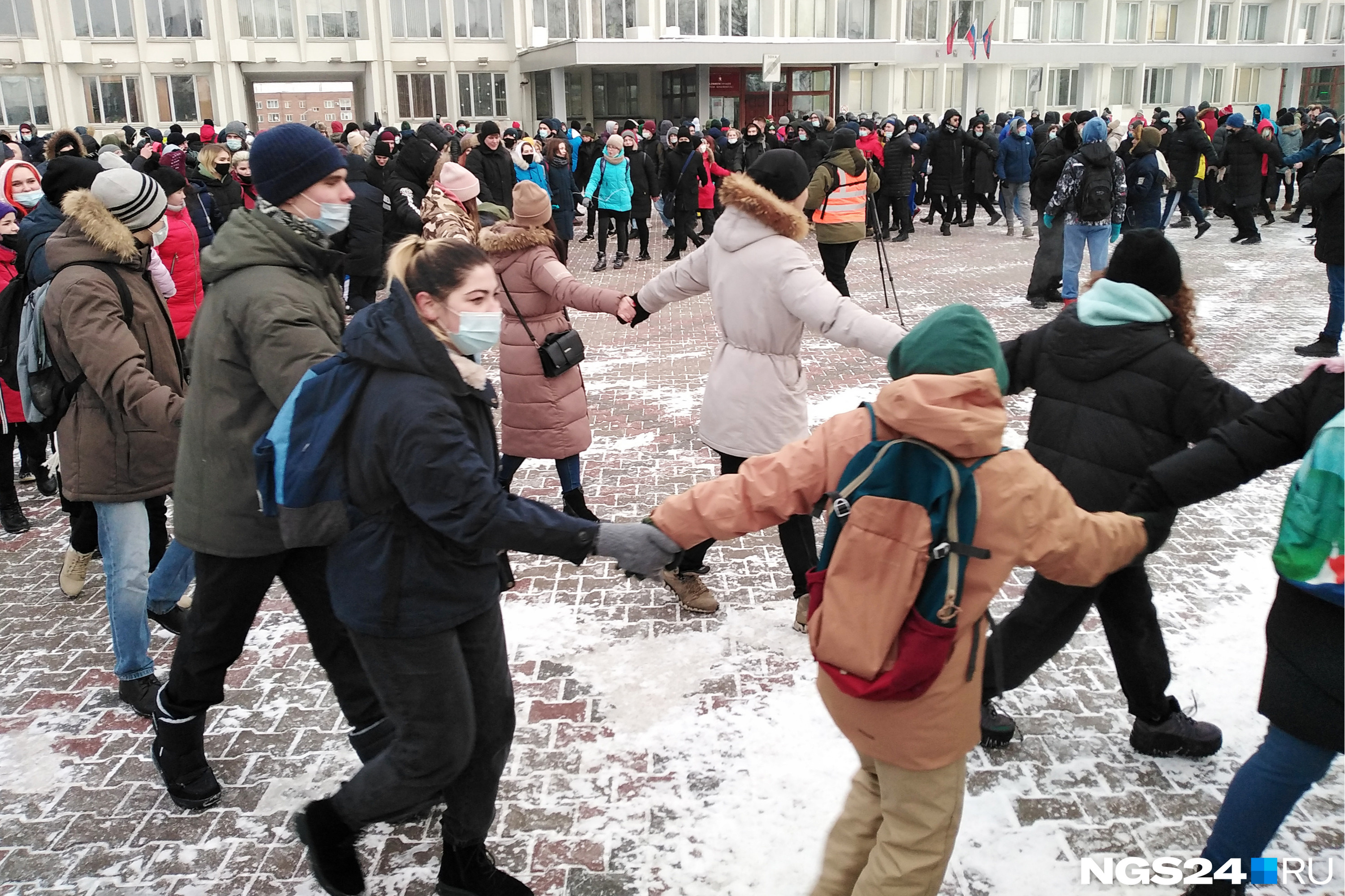 Дети на митинге навального. Школьники на митинге. Несанкционированный митинг. Митинг дети несанкционированный это. Хоровод на митинге.