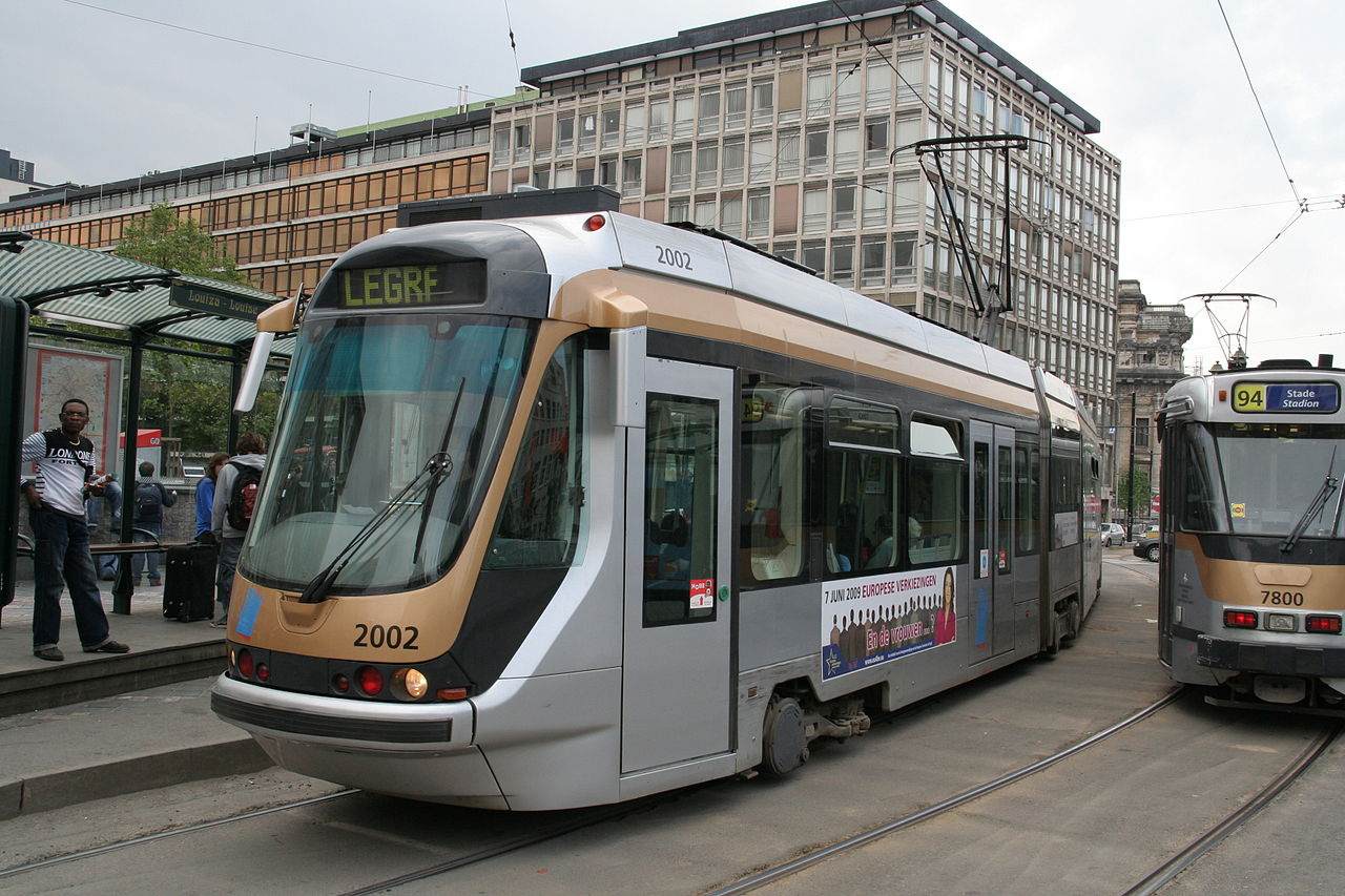 В основном по Брюсселю ездят современные трамваи Bombardier