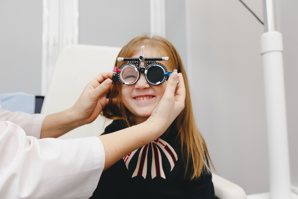 Наличие заболеваний глаз врачи определяют даже у совсем маленьких деток