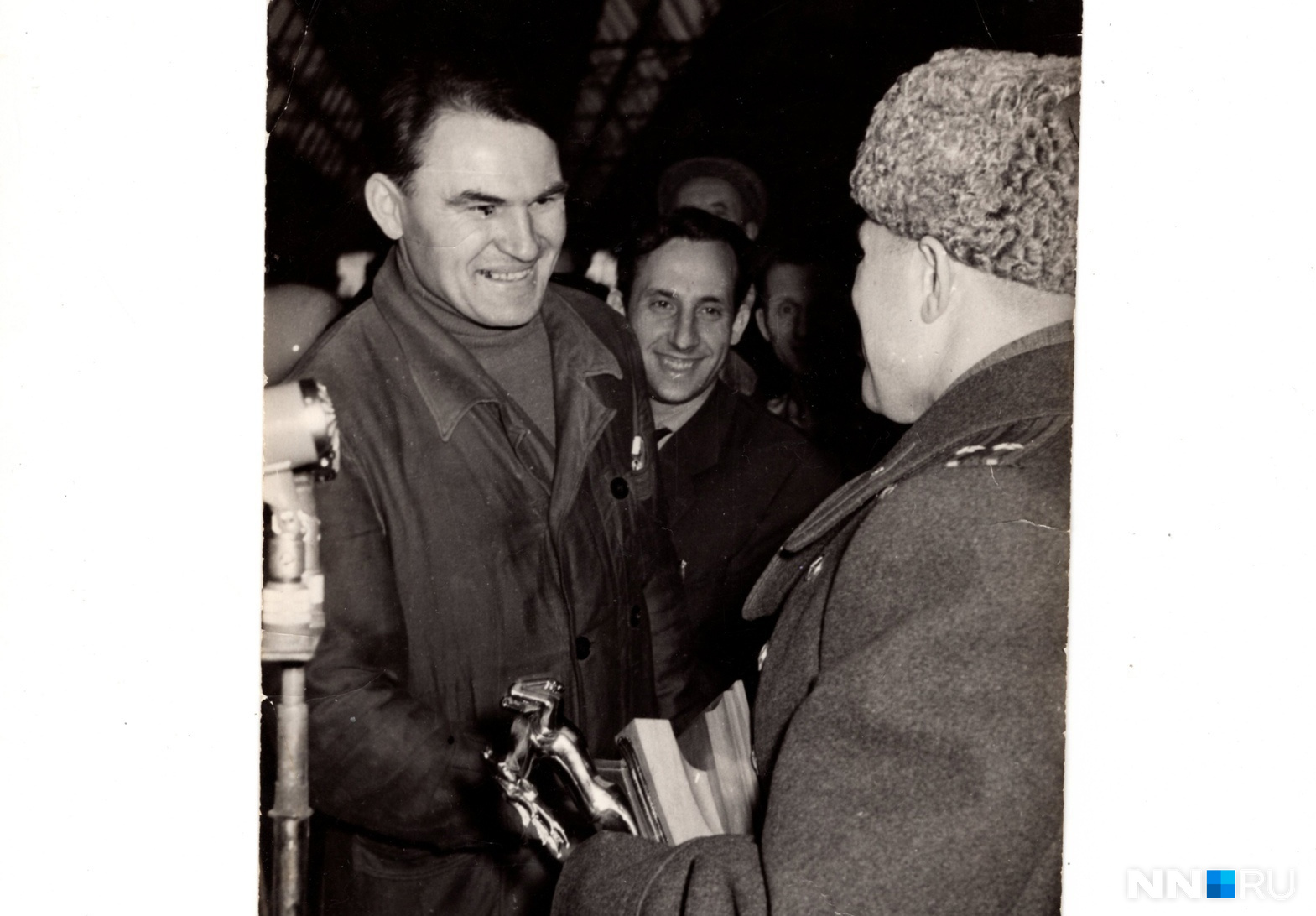 Юрий Гагарин вручает своему знаменитому тезке статуэтку оленя