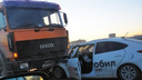 Hyundai Solaris залетел под грузовик дорожников на Октябрьском мосту